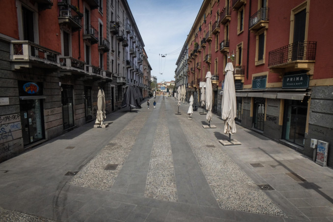Una via di Milano deserta durante il lockdown per l'emergenza coronavirus