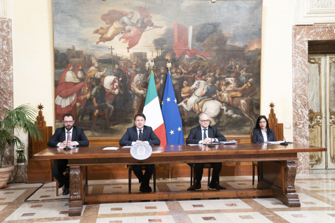 Stefano Patuanelli, Giuseppe Conte, Roberto Gualtieri, Lucia Azzolina in conferenza stampa per la fase 2 dell'emergenza coronavirus