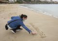 Una donna in spiaggia in Sardegna all'inizio della fase 2 dell'emergenza coronavirus