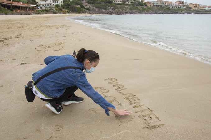 Una donna in spiaggia in Sardegna all'inizio della fase 2 dell'emergenza coronavirus