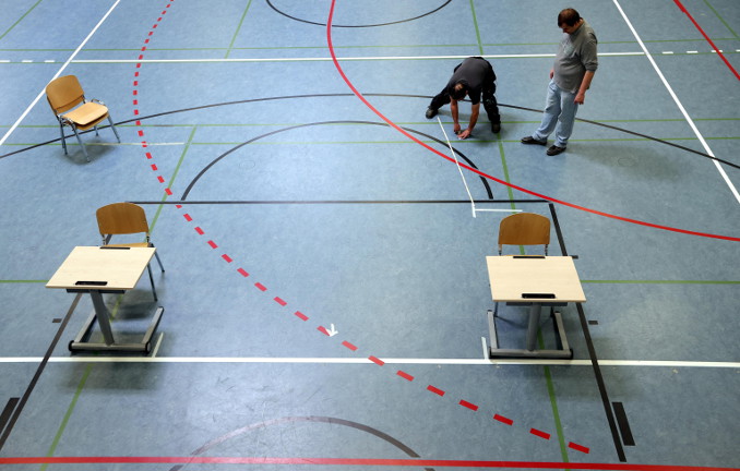 Preparazione di un'aula di scuola con distanziamento sociale in vista della riapertura dopo l'emergenza coronavirus