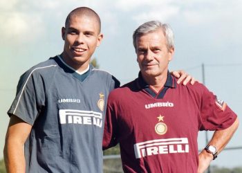 Ronaldo (S) posa con Gigi Simoni al termine del suo primo allenamento con l'Inter, in una immagine del 26 luglio 1997.
ANSA/PINO FARINACCI