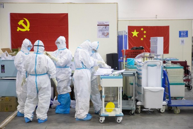Personale di un ospedale a Wuan durante l'emergenza coronavirus