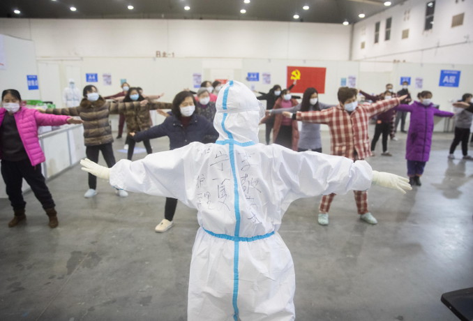 Attività fisica in un ospedale a Wuan durante l'emergenza coronavirus