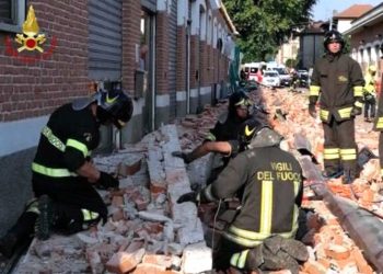 Vigili del fuoco al lavoro sulle macerie del tetto crollato ad Albizzate (Varese) sotto il quale sono rimasti vittime una donna marocchina e due dei suoi figli