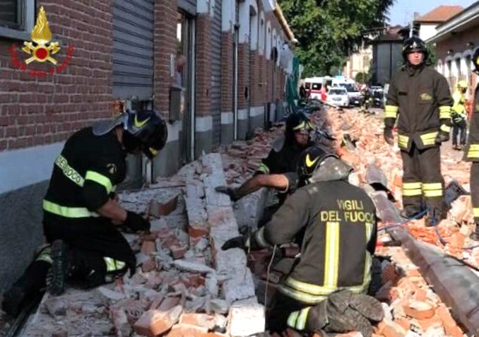 Vigili del fuoco al lavoro sulle macerie del tetto crollato ad Albizzate (Varese) sotto il quale sono rimasti vittime una donna marocchina e due dei suoi figli