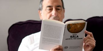 Beppe Sala legge il libro di Beppe Sala