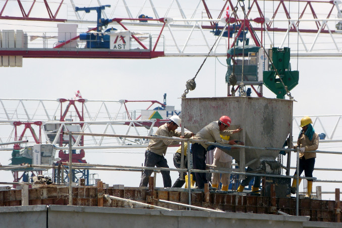 Operai al lavoro in cantiere