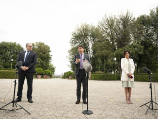 Giuseppe Conte, Roberto Gualtieri e Paola Pisano davanti a Villa Pamphilj per gli Stati generali