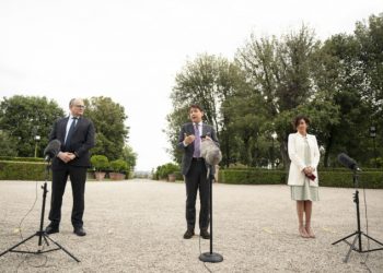 Giuseppe Conte, Roberto Gualtieri e Paola Pisano davanti a Villa Pamphilj per gli Stati generali