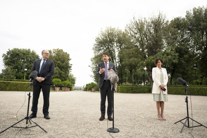 Giuseppe Conte, Roberto Gualtieri e Paola Pisano davanti a Villa Pamphilj per gli Stati generali