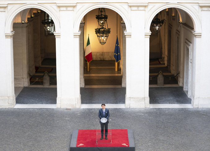 Giuseppe Conte in conferenza stampa nel cortile di Palazzo Chigi