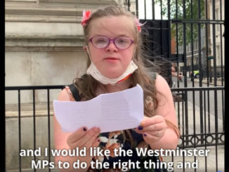 Heidi Crowter legge a Downing Street il suo appello contro la nuova legge sull'aborto in Irlanda del Nord