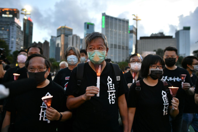 Lee Cheuk-yan alla marcia a Hong Kong per il 31esimo anniversario del massacro di Tienanmen