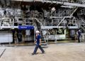 Operai al lavoro in una fabbrica
