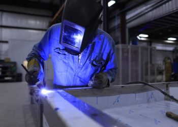 Operaio al lavoro in fabbrica