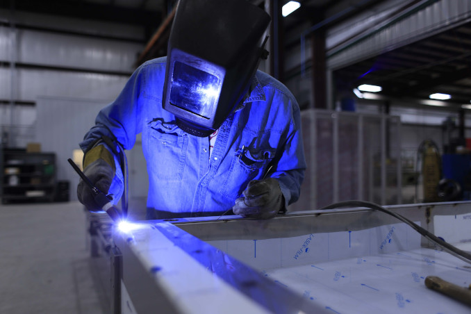 Operaio al lavoro in fabbrica