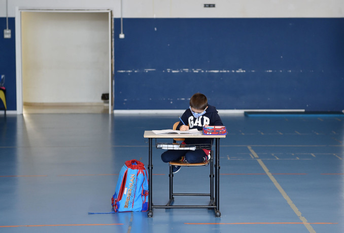 Alunno di scuola isolato sul suo banco durante l'emergenza coronavirus