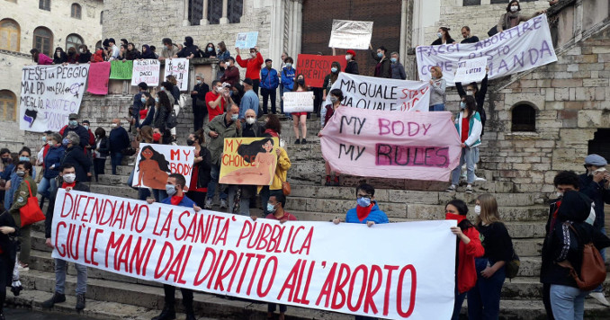 Protesta a Perugia contro la decisione di Donatella Tesei in Umbria di modificare la delibera sull’aborto farmacologico con Ru486