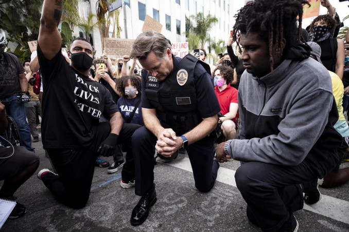Polizia accanto a manifestanti di Black Lives Matter