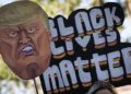 Cartello contro Trump in una manifestazione di Black Lives Matter