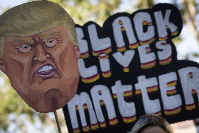 Cartello contro Trump in una manifestazione di Black Lives Matter