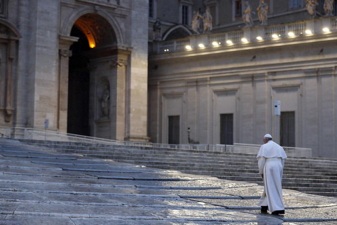 Papa Francesco in piazza San Pietro per la benedizione urbi et orbi straordinaria contro il coronavirus