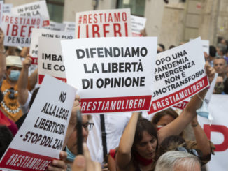 Manifestazione in piazza Montecitorio a Roma contro il ddl Zan sull'omofobia