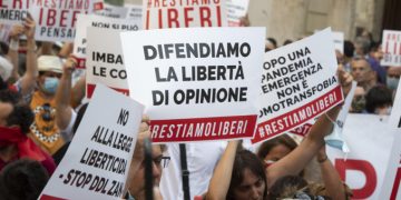 Manifestazione in piazza Montecitorio a Roma contro il ddl Zan sull'omofobia