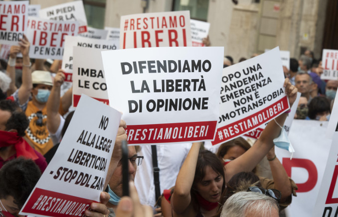 Manifestazione in piazza Montecitorio a Roma contro il ddl Zan sull'omofobia