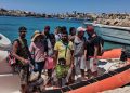 Sbarco di migranti tunisini a Lampedusa con barboncino