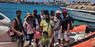 Sbarco di migranti tunisini a Lampedusa con barboncino