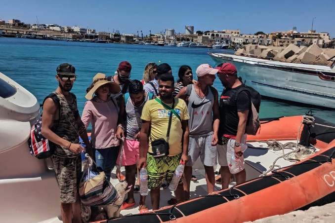 Sbarco di migranti tunisini a Lampedusa con barboncino