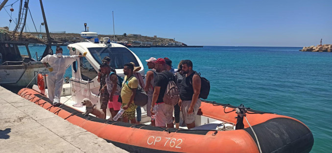 Sbarco di migranti tunisini a Lampedusa con barboncino