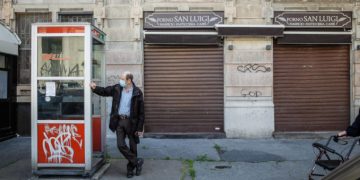 Negozi chiusi a Milano durante il lockdown per l'emergenza coronavirus