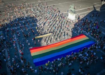 Flash mob a Napoli per la legge contro omofobia e transfobia