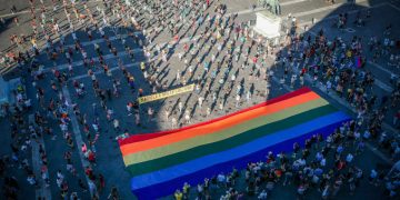Flash mob a Napoli per la legge contro omofobia e transfobia