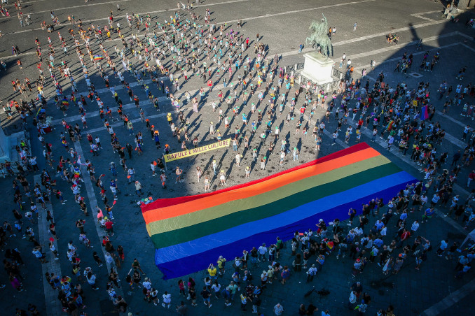 Flash mob a Napoli per la legge contro omofobia e transfobia