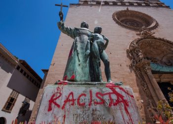 Statua di san Junipero Serra vandalizzata con scritta "razzista" a Palma di Maiorca