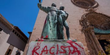 Statua di san Junipero Serra vandalizzata con scritta "razzista" a Palma di Maiorca