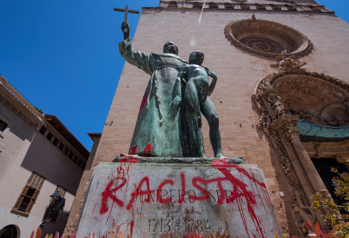 Statua di san Junipero Serra vandalizzata con scritta "razzista" a Palma di Maiorca