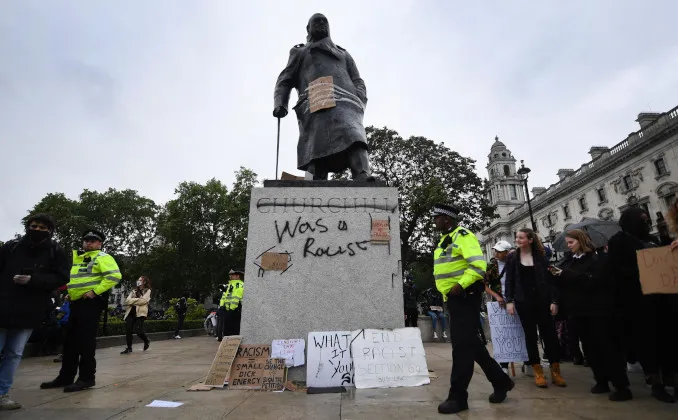 Statua di Winston Churchill deturpata con scritte "razzista" a Londra