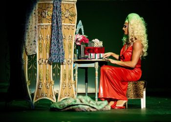 Peformer sul palco di un festival drag queen a Hollywood