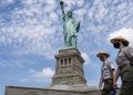 Agenti di sicurezza sorvegliano la statua della libertà a New York durante l'emergenza coronavirus