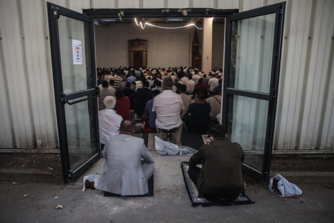 Musulmani in preghiera in una moschea in Francia