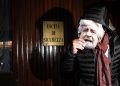 Beppe Grillo con una maschera di Beppe Grillo