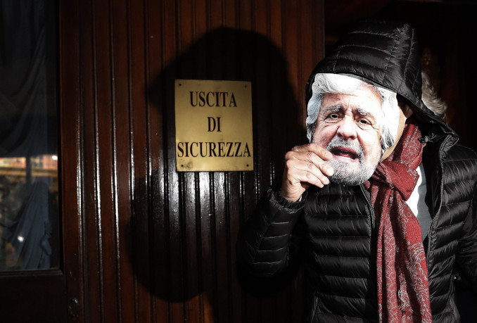 Beppe Grillo con una maschera di Beppe Grillo