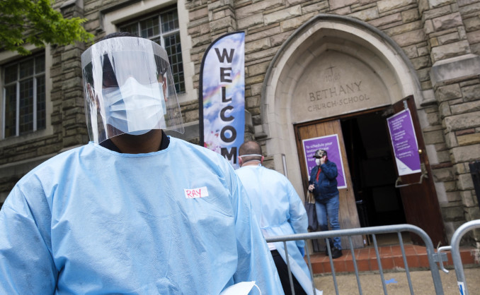 Controlli contro il coronavirus davanti a una chiesa di Brooklyn