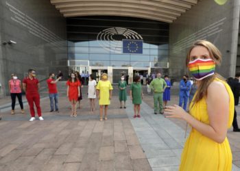 Manifestazione di eurodeputati davanti al Parlamento europeo per i diritti Lgbt in Polonia