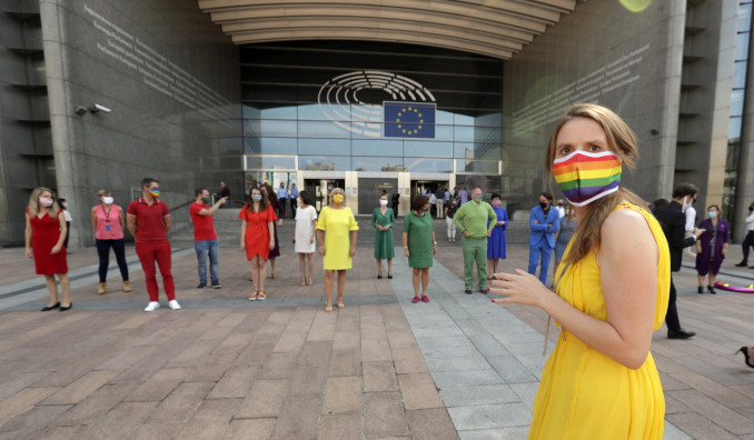 Manifestazione di eurodeputati davanti al Parlamento europeo per i diritti Lgbt in Polonia